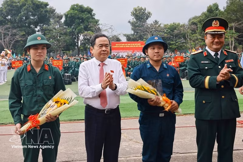 National Assembly Chairman Tran Thanh Man (second from left) at the military handover and enlistment ceremony. (Photo: VNA)