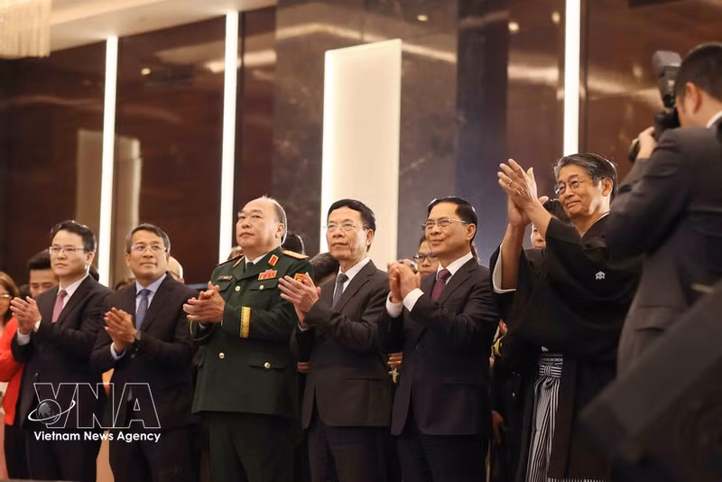 From left: Minister of Science and Technology Nguyen Manh Hung (fourth), Deputy Prime Minister Bui Thanh Son (fifth), Japanese Ambassador Ito Naoki (sixth), and delegates at the reception in Ha Noi on March 3 to celebrate the 66th birthday of His Majesty Emperor Naruhito. (Photo: VNA)