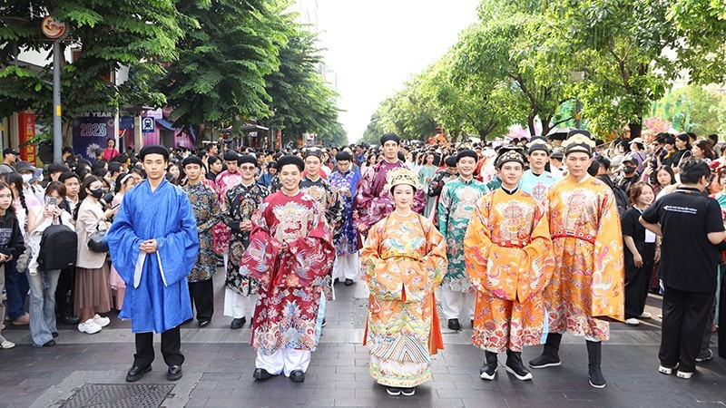 The ao dai parade at the 11th Ho Chi Minh City Ao Dai Festival in 2025. (Photo: LINH BAO)