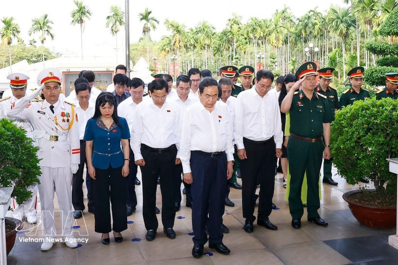 National Assembly (NA) Chairman Tran Thanh Man and delegates offer flowers and incense at the Nga Ba Giong National Historical Site in Ba Diem commune, Ho Chi Minh City. (Photo: VNA)