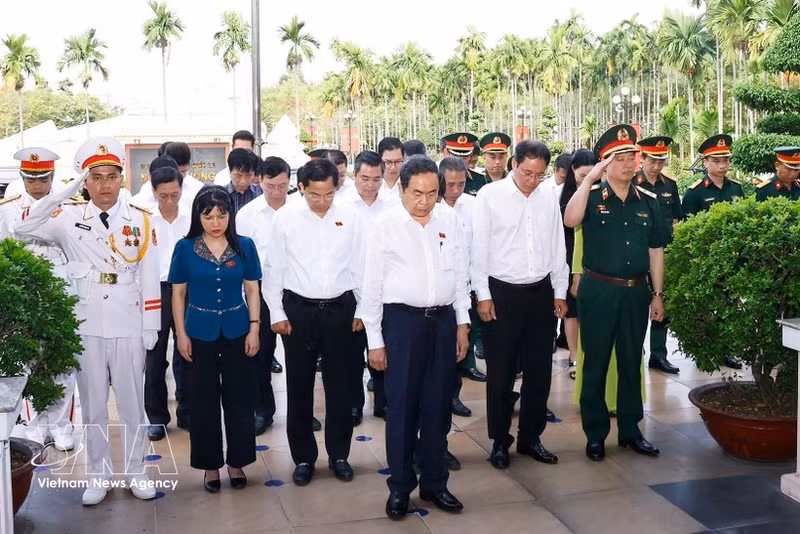 National Assembly (NA) Chairman Tran Thanh Man and delegates offer flowers and incense at the Nga Ba Giong National Historical Site in Ba Diem commune, Ho Chi Minh City. (Photo: VNA)