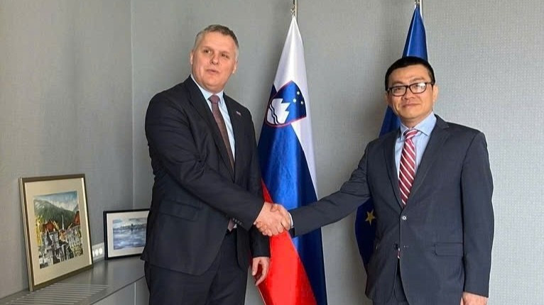 Viet Nam’s Ambassador to Austria and Slovenia Vu Le Thai Hoang (right) and Slovenia’s Minister of the Environment, Climate and Energy Bojan Kumer.