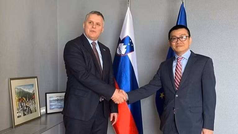 Viet Nam’s Ambassador to Austria and Slovenia Vu Le Thai Hoang (right) and Slovenia’s Minister of the Environment, Climate and Energy Bojan Kumer.