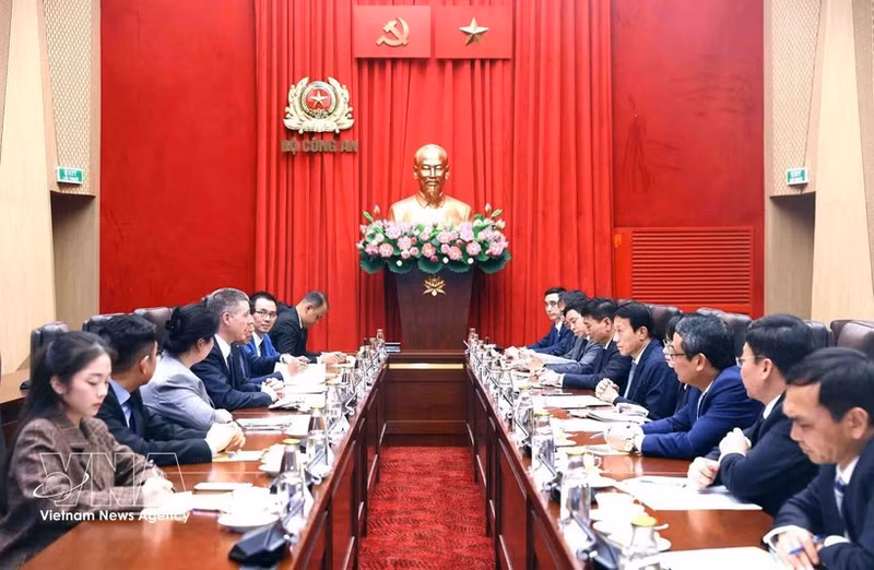 Minister of Public Security General Luong Tam Quang hosts a reception for Kerry Person, Vice President of Data Centre Planning at Amazon Web Services (AWS) - part of Amazon in Ha Noi on March 4 (Photo: VNA)