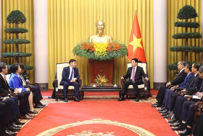 State President Luong Cuong (R) and Chief Justice of the Supreme Court of Mongolia Ganzorig Damdin in Ha Noi on March 4. (Photo: VNA)