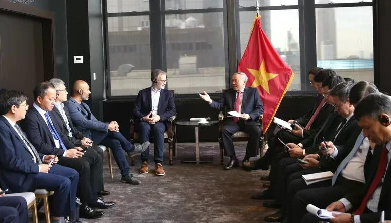 Standing Deputy Prime Minister Nguyen Hoa Binh (R) receives José Fernández da Ponte, President of the Stellar Development Foundation. (Source: VTV)