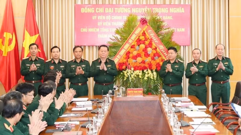 General Nguyen Trong Nghia, Politburo Member, Secretary of the Party Central Committee, Member of the Standing Board of the Central Military Commission, and Head of the General Department of Politics of the Viet Nam People's Army, presents flowers to congratulate the Academy of Politics on the occasion of the 43rd Vietnamese Teachers’ Day. (Photo: VNA)