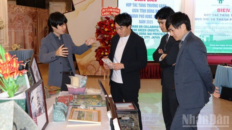 Delegates from Kobe City learn about recycled products made from industrial waste by enterprises in Dong Nai Province.