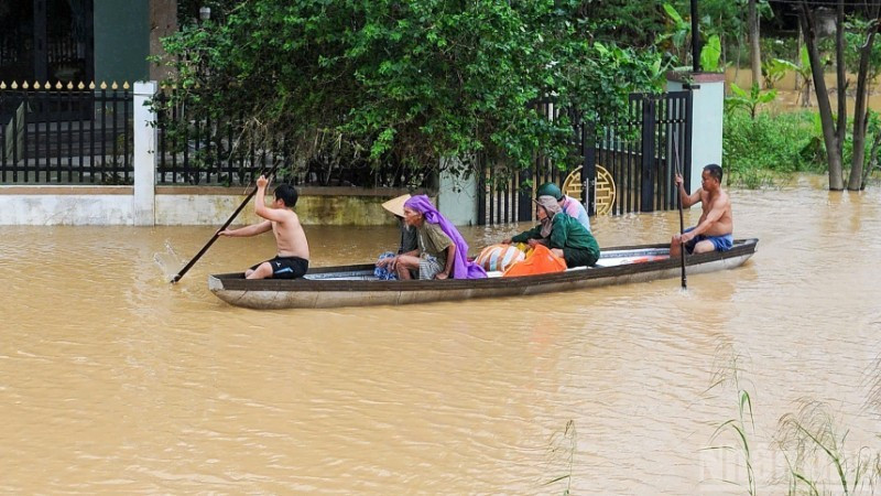 Residents in Dai Loc Commune travel by boat due to flooding. (Photo: CONG VINH)