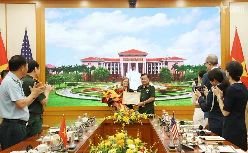 Deputy Defence Minister Senior Lieutenant General Hoang Xuan Chien (R) presents a certificate of merit from the Minister of National Defence of Viet Nam to USAID's Mission Director for Vietnam Aler Grubbs (Photo: VNA)