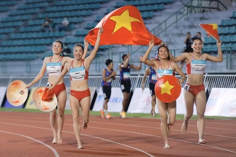 Hoang Thi Minh Hanh, Nguyen Thi Hang, Le Thi Tuyet Mai, and Nguyen Thi Ngoc celebrate their gold medal in the women’s 4x400m relay on December 16. (Photo: VNA)