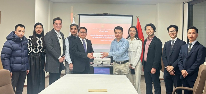 Staff of the Vietnamese Consulate General in Osaka and overseas Vietnamese donate to support people in central Viet Nam affected by storms and floods.