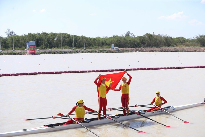 Bui Thi Thu Hien, Nguyen Giang, Dinh Thi Hao, and Pham Thi Hue celebrate after winning gold in the women’s quadruple sculls final at the 33rd SEA Games. (Photo: VNA)