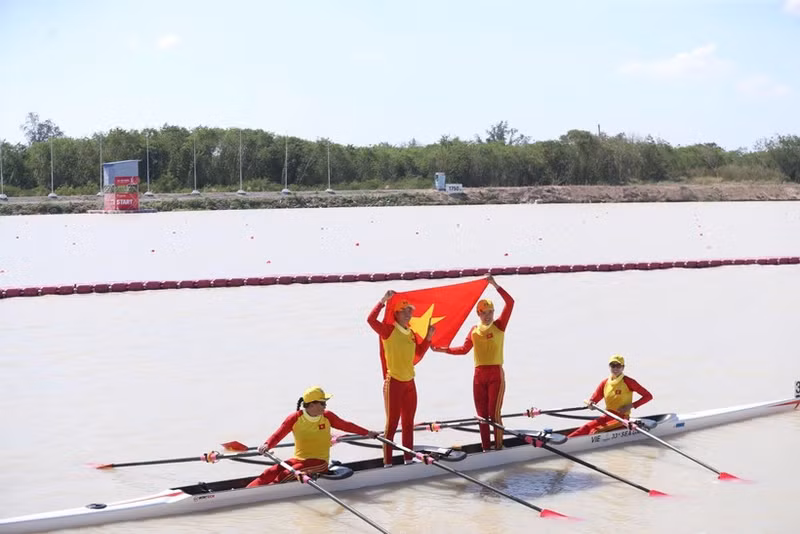 Bui Thi Thu Hien, Nguyen Giang, Dinh Thi Hao, and Pham Thi Hue celebrate after winning gold in the women’s quadruple sculls final at the 33rd SEA Games. (Photo: VNA)