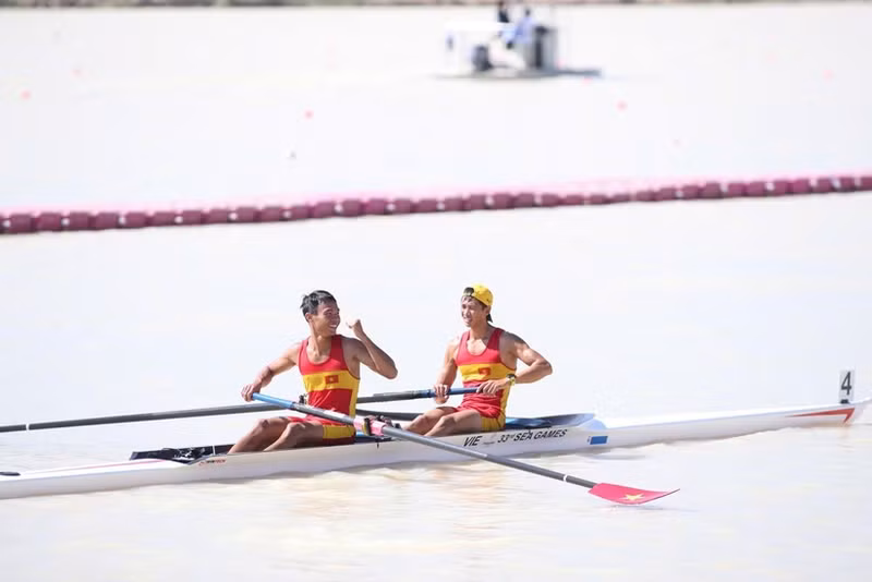 Hoang Van Dat and Nguyen Phu win gold in the men’s lightweight double sculls final on December 17. (Photo: VNA)