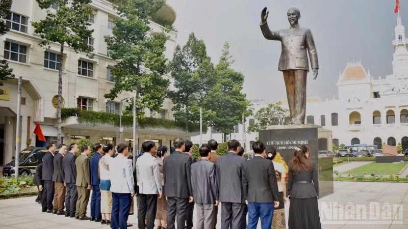 The delegation of the Party Committee and administration of Houaphanh Province lays flowers at the statue of President Ho Chi Minh.
