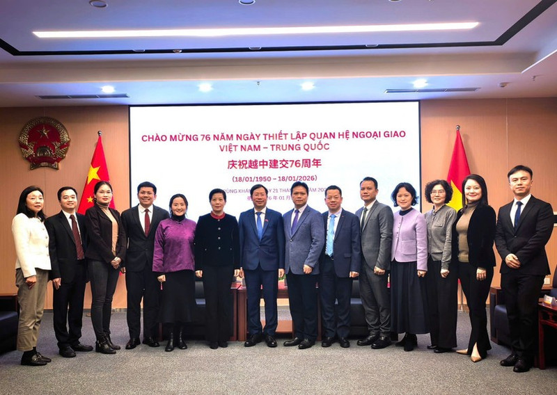 Participants pose for a group photo at the ceremony to mark the 76th founding anniversary of the diplomatic relations between Viet Nam and China in Chongqing. (Photo: VNA)