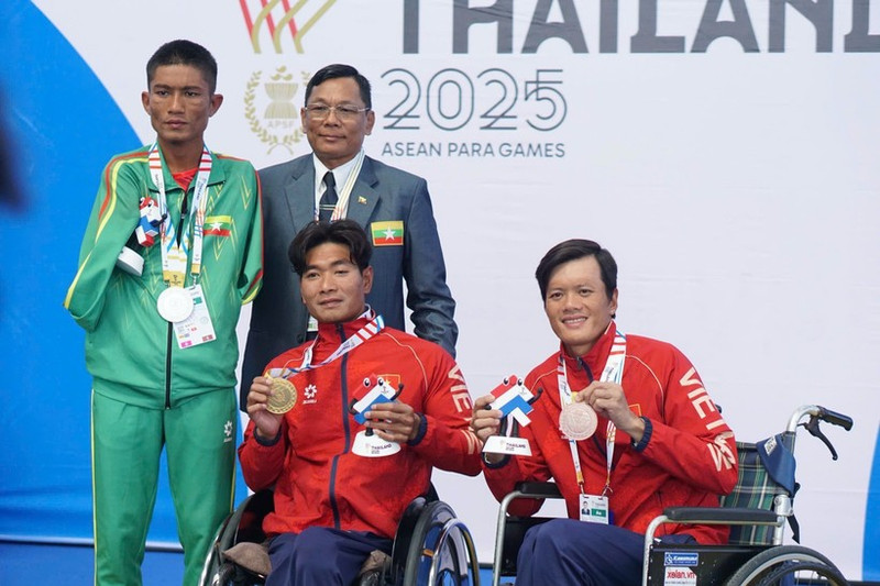 Swimmer Do Thanh Hai (centre) grabs gold medal and Pham Tuan Hung (first, right) wins bronze medal in the men's 50m breaststroke SB6 event (Photo: VNA)