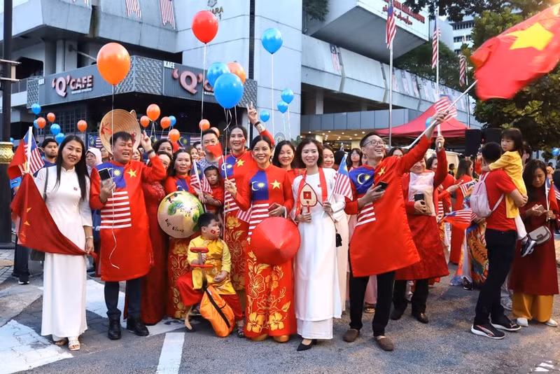 Vietnamese people take part in activities celebrating the 80th anniversary of Viet Nam’s National Day in Kuala Lumpur, Malaysia. (Photo: VNA)