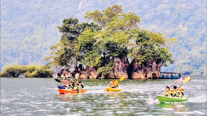 Kayaking on the scenic Ba Be Lake. (Photo: HUONG DIU)