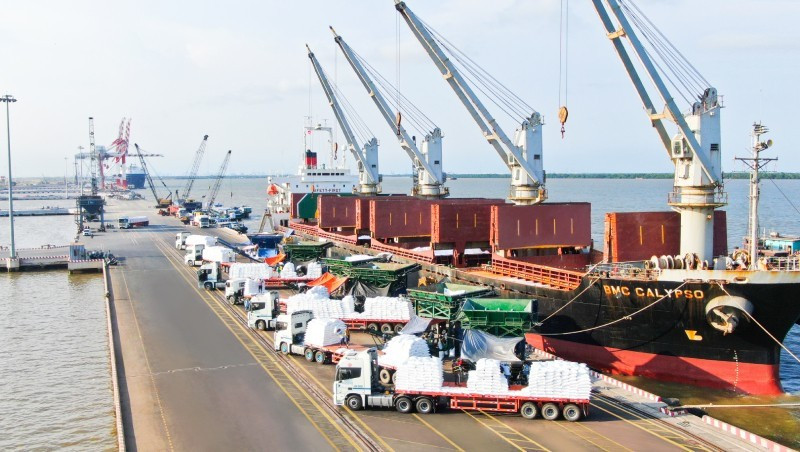 Exports through ports in the southern region reach a trade surplus of more than 18 billion USD.
