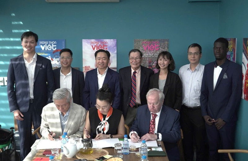 Representatives from both sides sign a memorandum of understanding on cooperation.