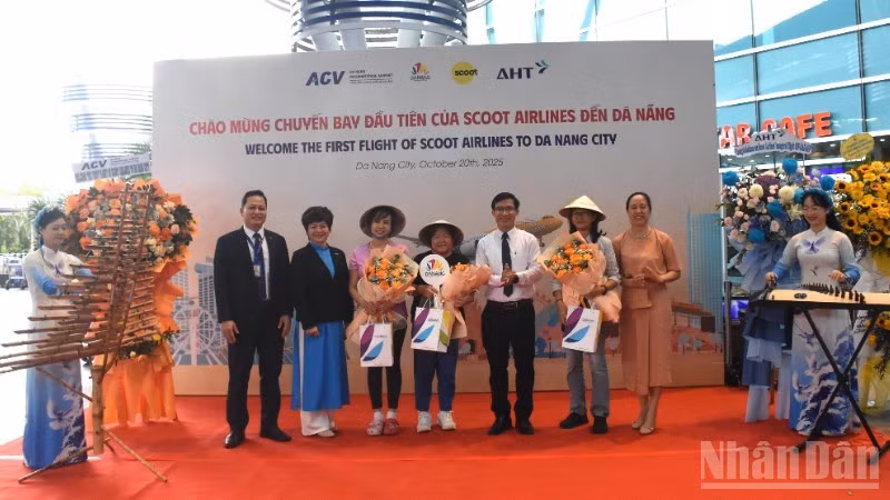 Da Nang welcomes the first flight from Singapore. (Photo: ANH DAO)