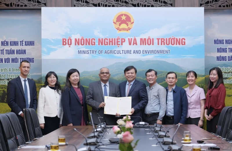 The Ministry of Agriculture and Environment receives the Asian Development Bank's formal confirmation of an emergency international assistance package worth 2 million USD to help address the severe impacts of recent flooding in central Viet Nam. (Photo: nongnghiepmoitruong.vn)