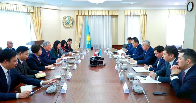 The Vietnamese Government delegation holds a working session with the Deputy Prime Minister and Minister of National Economy of Kazakhstan. (Photo: VNA)