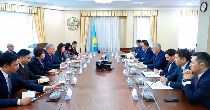 The Vietnamese Government delegation holds a working session with the Deputy Prime Minister and Minister of National Economy of Kazakhstan. (Photo: VNA)