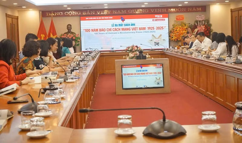 An overview of the book launch event for "100 years of revolutionary journalism in Viet Nam"