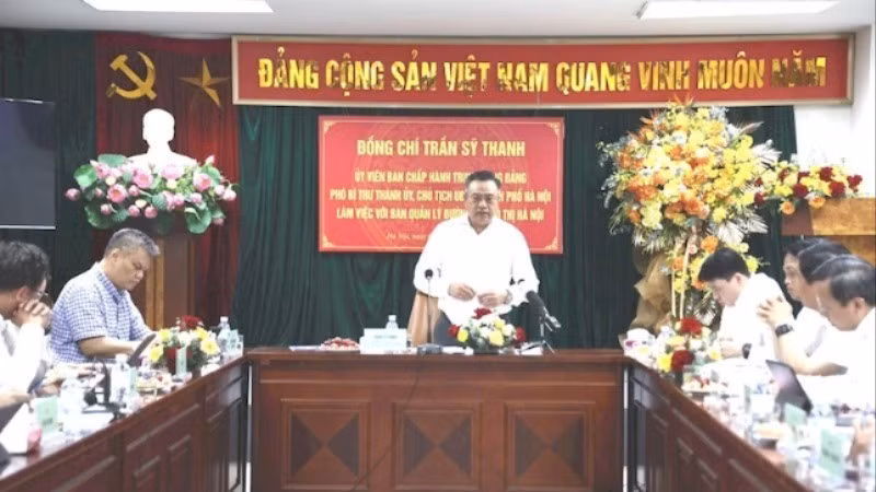 Chairman of Ha Noi People's Committee Tran Sy Thanh delivers a concluding speech at the meeting.