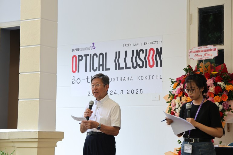 Professor Sugihara Kokichi speaks at the opening ceremony of the exhibition.