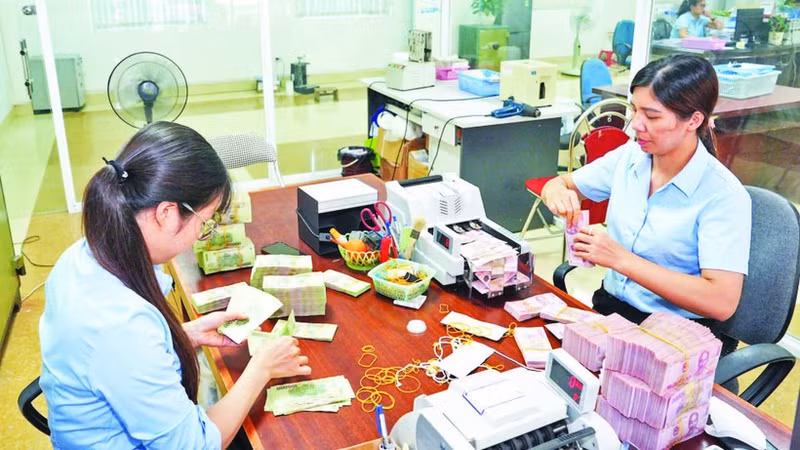 Credit institutions ensure an appropriate supply of cash for the public and businesses. (Photo: HONG ANH)