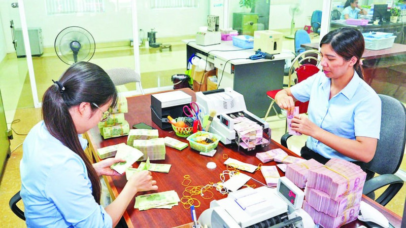 Credit institutions ensure an appropriate supply of cash for the public and businesses. (Photo: HONG ANH)