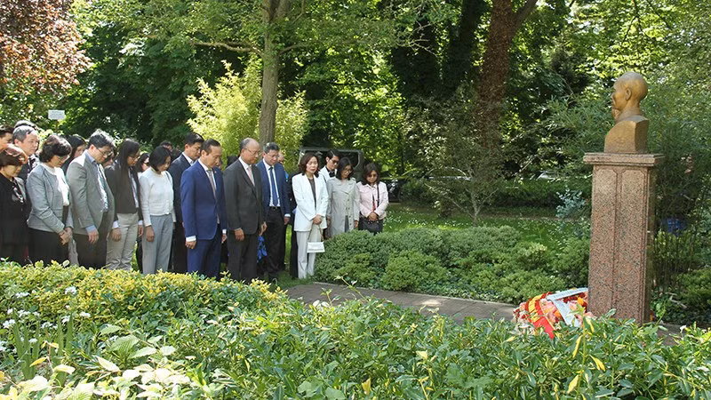 Statue of President Ho Chi Minh in Montreau Park, Montreuil City.