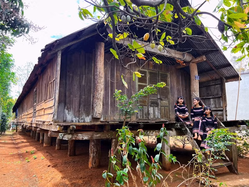 The E De longhouse in Kmrơng Prông B Village, Ea Tu Commune, Buon Ma Thuot City, Dak Lak Province.