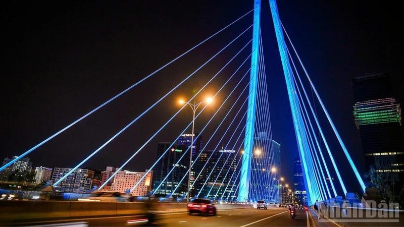 The dynamic, modern vibrancy of Ho Chi Minh City at night. (Photo: nhandan.vn)