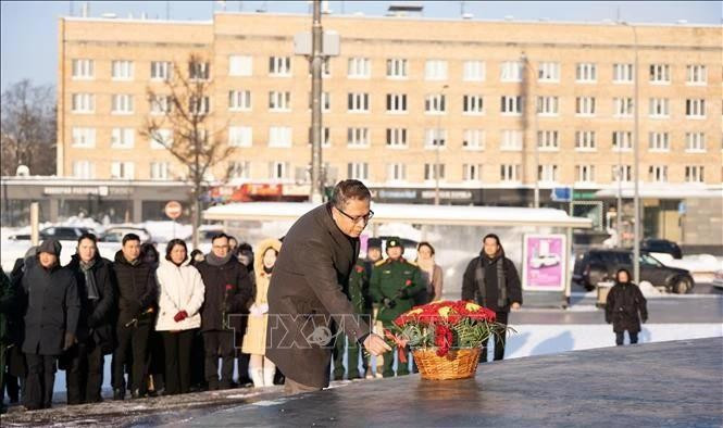 The Vietnamese Embassy in Russia holds a flower-offering ceremony at Ho Chi Minh Square in Moscow on February 3. (Photo: VNA)