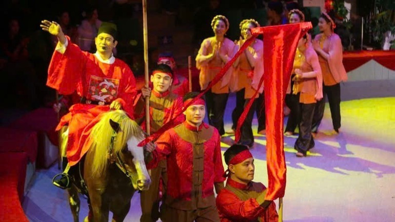 The scene “Vinh quy bai to” (Returning home in glory to pay respects to ancestors) recreates the moment when a successful scholar returns to his hometown, honouring aspirations for learning, filial piety, and community pride—enduring values embodied in Dong Ho folk paintings.