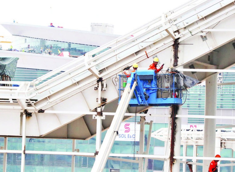 Installation of equipment outside the passenger terminal of Long Thanh International Airport. (Photo: THIEN VUONG)