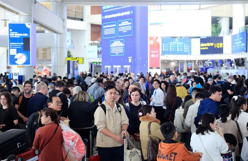 Passengers at Noi Bai International Airport on January 4, the final day of the New Year holiday (Photo: VNA)