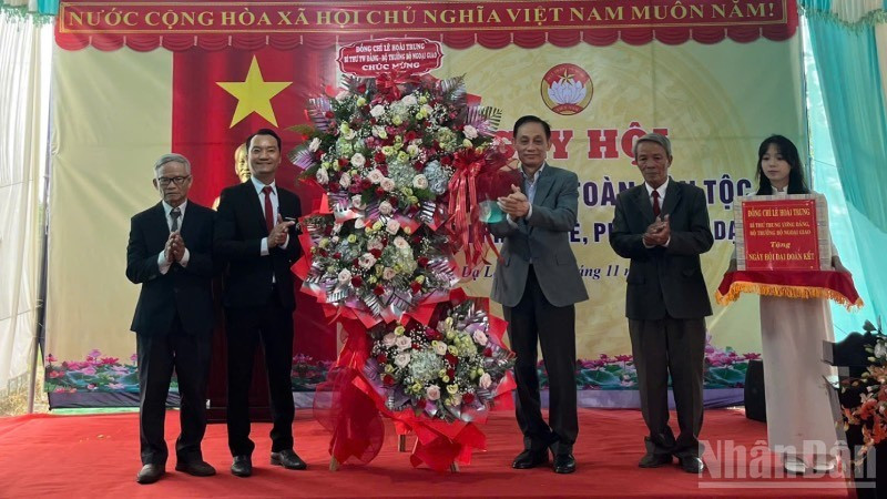 Le Hoai Trung, Secretary of the Party Central Committee and Minister of Foreign Affairs, presents flowers and gifts to representatives of the Da Le Chanh residential area.