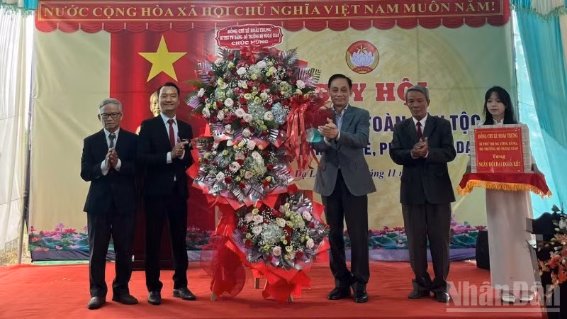 Le Hoai Trung, Secretary of the Party Central Committee and Minister of Foreign Affairs, presents flowers and gifts to representatives of the Da Le Chanh residential area.