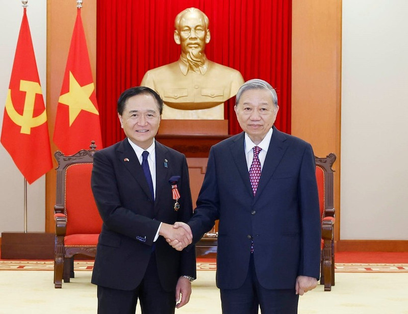 Party General Secretary To Lam (R) receives Kuroiwa Yuji, Governor of Kanagawa prefecture in Ha Noi on November 15. (Photo: VNA)