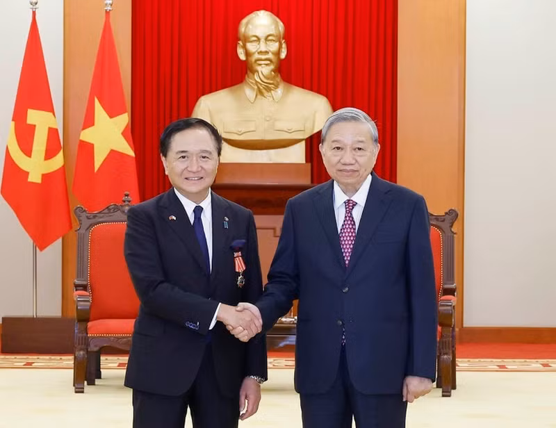 Party General Secretary To Lam (R) receives Kuroiwa Yuji, Governor of Kanagawa prefecture in Ha Noi on November 15. (Photo: VNA)