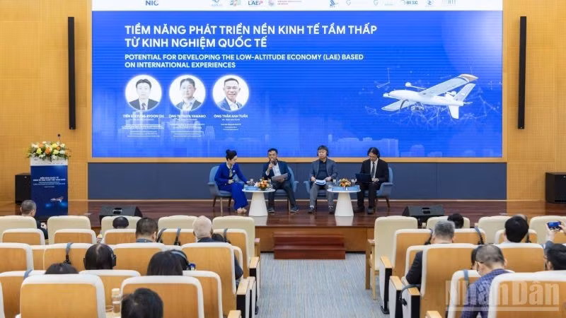 Speakers exchange views at the forum. (Photo: HNV)