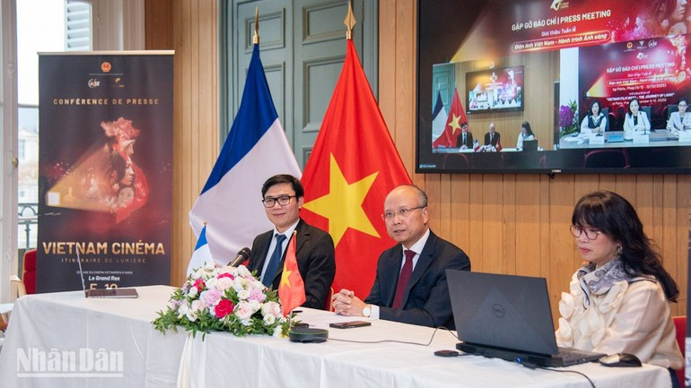 From left: Professor Dr Nguyen Duc Khuong, Chairman of AVSE Global; Ambassador Dinh Toan Thang; and journalist Nguyen My Linh chair the press conference at the Paris venue (France).