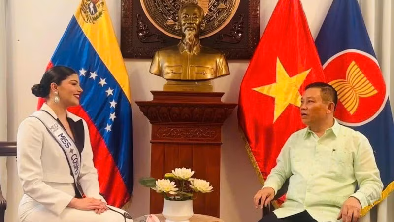 Ambassador Vu Trung My and Miss Cosmo Venezuela 2025 Tina Batson. (Photo: Embassy of Viet Nam in Venezuela)