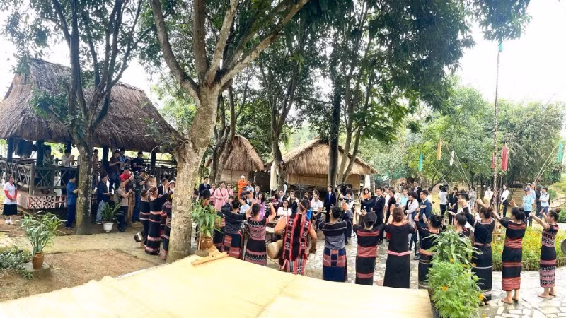 Traditional art performances at the Viet Nam National Village for Ethnic Culture and Tourism (Hoa Lac Commune, Ha Noi). (Photo: NGUYEN DANG)